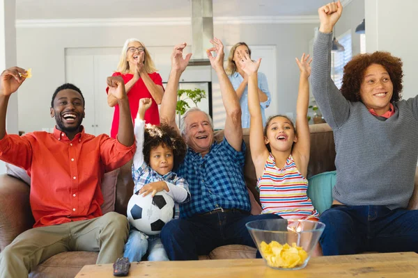 세대에 인종으로 이루어진 가족은 집에서 경기를 즐기면서 승리를 자축하였다 변화되지 — 스톡 사진