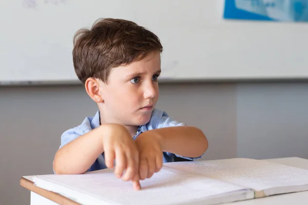 Biały Uczeń Podstawówki Wskazujący Braille Ucząc Się Przy Biurku Klasie — Zdjęcie stockowe