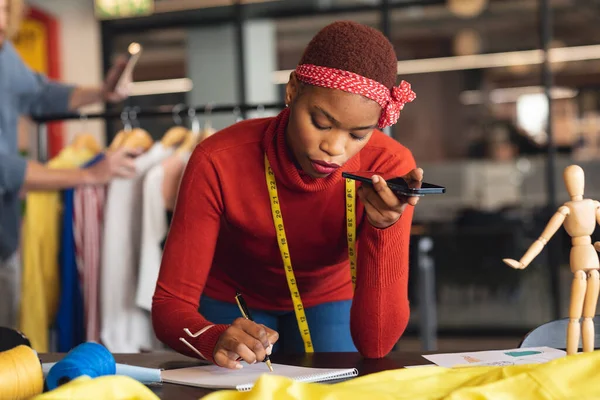 Afroamerikansk Ung Kvinnlig Modedesigner Tar Order Mobiltelefon Studiokontoret Oförändrad Kreativ — Stockfoto