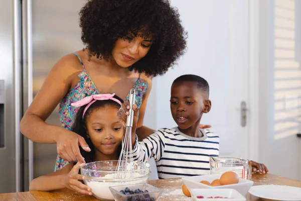 Multiracial Mother Afro Hair Teaching Children Whisk Batter Bowl Table — Stock Photo, Image
