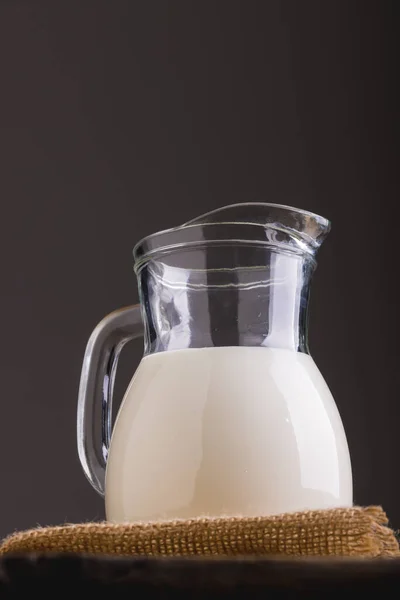 Kavanozdaki Sütün Düşük Açılı Görüntüsü Gri Arka Planda Kopyalama Alanı — Stok fotoğraf
