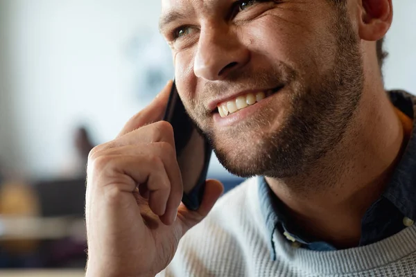 Caucasiano Sorridente Médio Adulto Empresário Falando Telefone Inteligente Escritório Inalterado — Fotografia de Stock