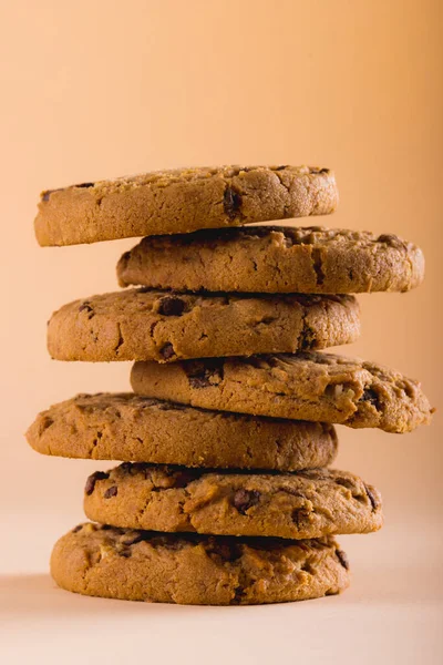 Close Cookies Empilhados Contra Fundo Marrom Espaço Cópia Inalterado Comida — Fotografia de Stock