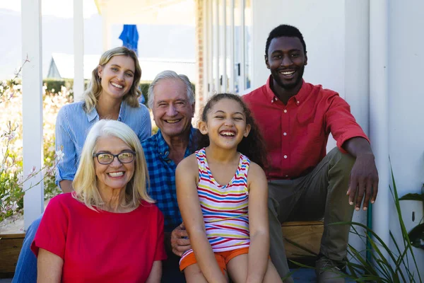 Portrét Veselé Multiraciální Multigenerační Rodiny Sedící Před Domem Dvoře Šťastný — Stock fotografie