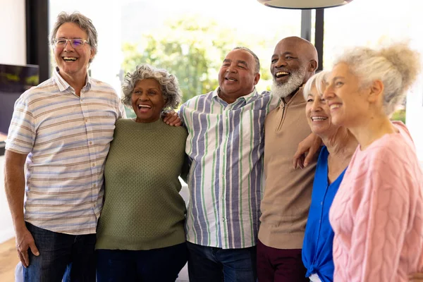 站在养老院时 多种族的老朋友抱在怀里笑着 望着远方 愉快的 不变的 友谊的 团结的 支持的 辅助的生活和退休概念 — 图库照片