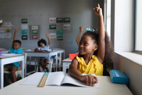 Αφροαμερικανοί Μαθητές Δημοτικού Σχολείου Χέρια Σηκωμένα Στο Γραφείο Στην Τάξη — Φωτογραφία Αρχείου