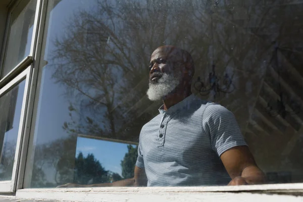 シニアアフリカ系アメリカ人男性の家庭では ウィンドウを介して見て時間を過ごす コロナウイルスCovid 19隔離ロックダウン中に隔離 — ストック写真