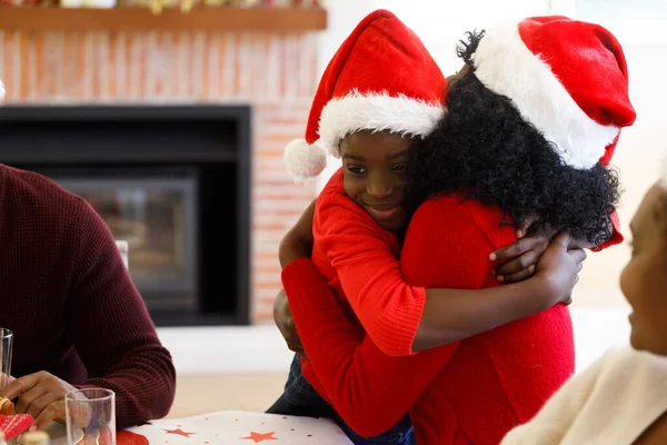Afrikanischer Junge Umarmt Seine Mutter Lächelt Und Trägt Weihnachtsmütze Qualität — Stockfoto