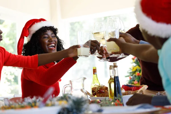 Famiglia Afroamericana Multigenerazionale Che Regge Bicchieri Vino Sorridente Indossa Cappelli — Foto Stock