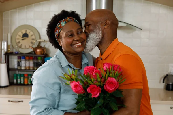 Ein Älteres Afrikanisch Amerikanisches Paar Verbringt Zeit Hause Der Mann — Stockfoto