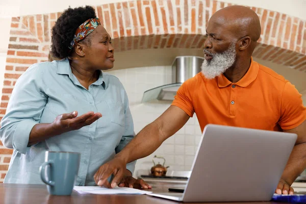 Casal Afro Americano Sênior Passando Tempo Casa Juntos Cozinha Usando — Fotografia de Stock