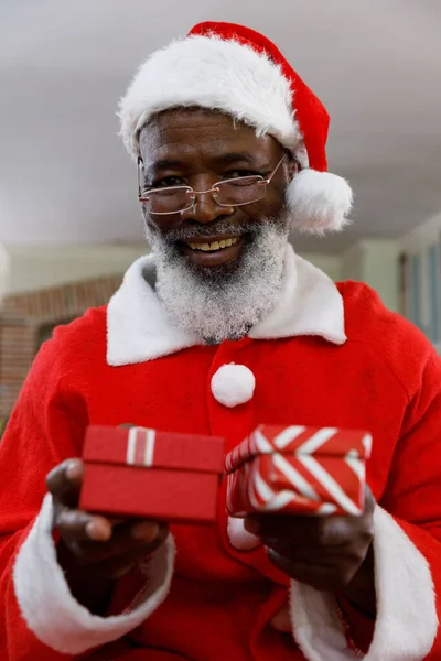 Portrét Staršího Afroameričana Kostýmu Santa Clause Držícího Dárky Dívajícího Kameru — Stock fotografie