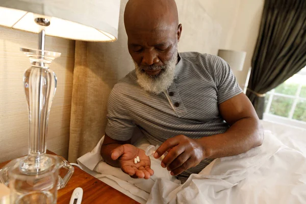 Ανώτερος Αφροαμερικάνος Περνάει Χρόνο Στο Σπίτι Ξαπλωμένος Στο Κρεβάτι Παίρνοντας — Φωτογραφία Αρχείου
