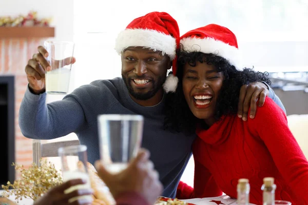 Afro Amerikaans Stel Met Een Glas Sap Glimlachend Met Kerstmutsen — Stockfoto