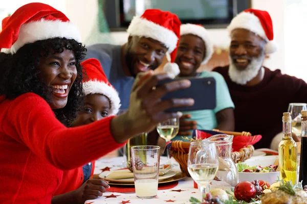 Famille Afro Américaine Multi Génération Prenant Selfie Avec Smartphone Souriant — Photo