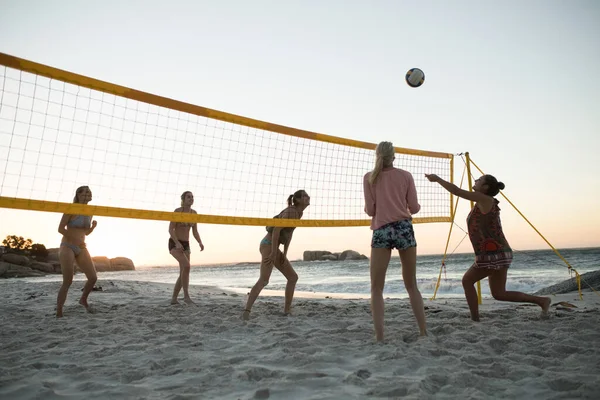 在阳光普照的蓝天下 一群白种人的女性朋友在沙滩上享受着闲暇时光 玩沙滩排球 — 图库照片