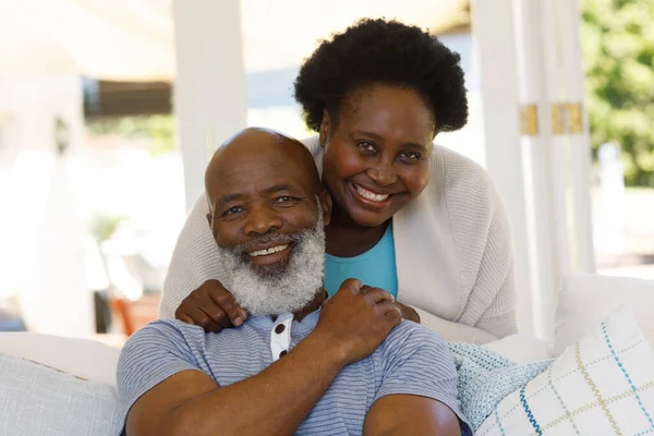 Porträtt Äldre Afrikanskt Amerikanskt Par Spenderar Tid Hemma Tillsammans Omfamnar — Stockfoto