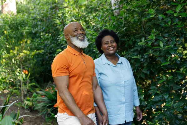 Ältere Afrikanisch Amerikanische Paar Verbringen Zeit Garten Zusammen Händchen Haltend — Stockfoto