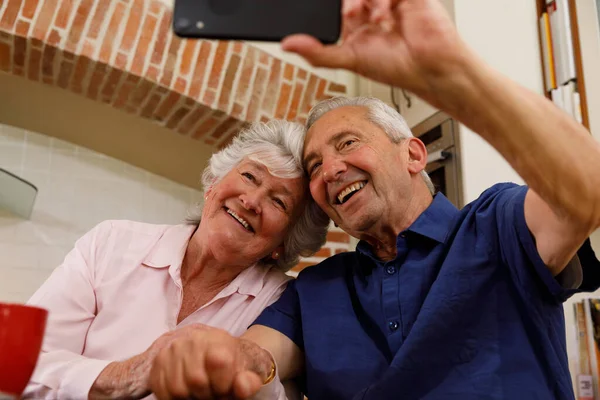 Ein Älteres Kaukasisches Paar Verbringt Zeit Hause Sitzt Der Küche — Stockfoto