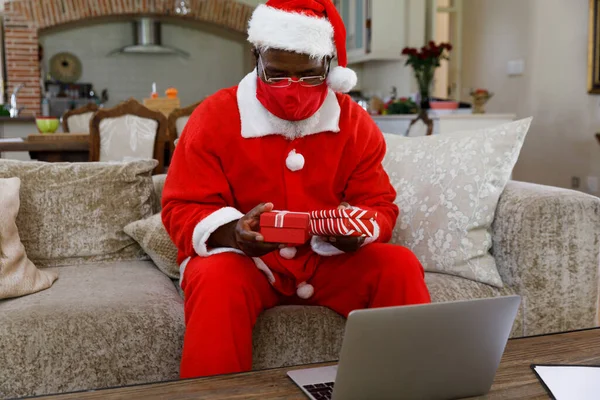 Senior Afroameričan Kostýmu Santa Clause Červené Masky Drží Dárky Používá — Stock fotografie