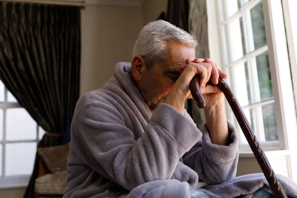 Senior Kaukasische Man Brengt Tijd Thuis Door Leunend Wandelstok Isoleren — Stockfoto