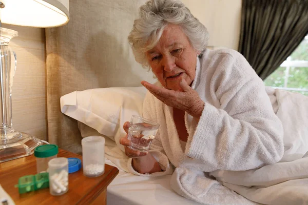 Starsza Kaukaska Kobieta Spędzająca Czas Domu Leżąca Łóżku Trzymająca Szklankę — Zdjęcie stockowe