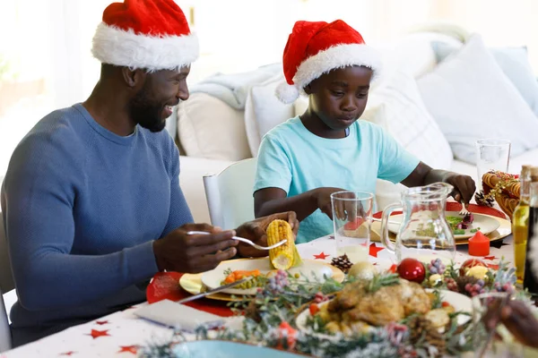 Eine Afrikanisch Amerikanische Mehrgenerationenfamilie Speisesaal Mit Weihnachtsmützen Qualität Familie Zeit — Stockfoto