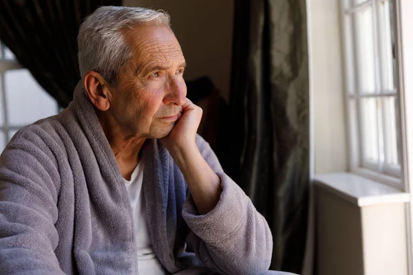 Senior Kaukasische Man Die Thuis Zit Wegkijkt Nadenkt Isoleren Tijdens — Stockfoto