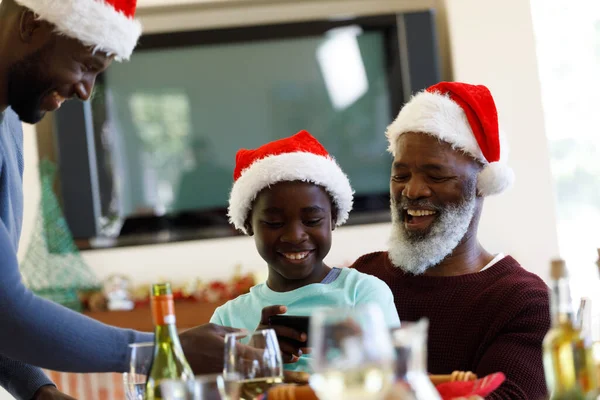 Πολλαπλών Γενεών Αφροαμερικανική Οικογένεια Χρησιμοποιώντας Smartphone Χαμογελώντας Και Φορώντας Καπέλα — Φωτογραφία Αρχείου