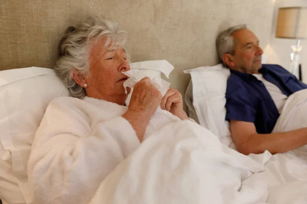 Ein Älteres Kaukasisches Paar Verbringt Die Zeit Hause Zusammen Bett — Stockfoto
