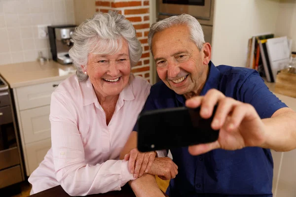 Oudere Blanke Echtpaar Brengen Tijd Samen Door Zitten Keuken Nemen — Stockfoto
