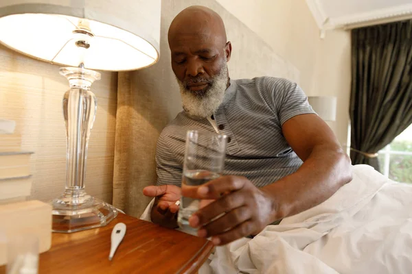 Ανώτερος Αφροαμερικάνος Περνάει Χρόνο Στο Σπίτι Ξαπλωμένος Στο Κρεβάτι Κρατώντας — Φωτογραφία Αρχείου