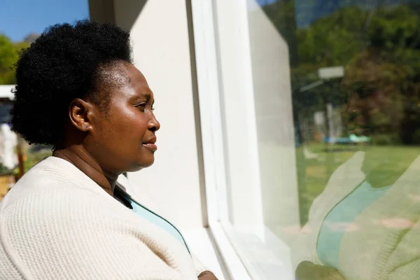 Een Oudere Afrikaans Amerikaanse Vrouw Die Thuis Door Het Raam — Stockfoto