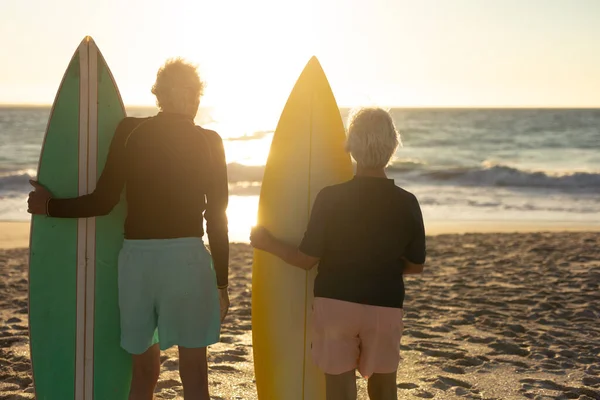 Coppia Anziana Sulla Spiaggia Che Tiene Tavole Surf Guardando Acqua — Foto Stock