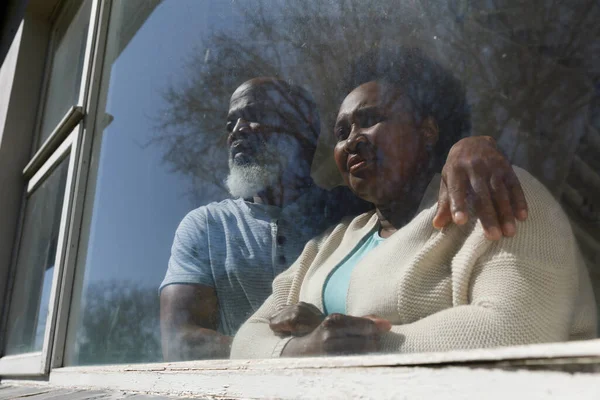 Oudere Afrikaans Amerikaanse Echtpaar Die Samen Thuis Zijn Kijkend Door — Stockfoto