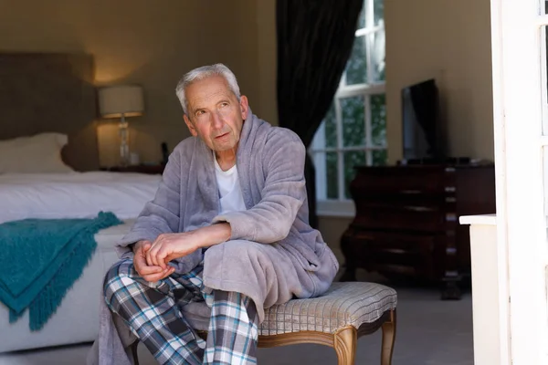 Kıdemli Beyaz Adam Evde Vakit Geçiriyor Oturuyor Başka Tarafa Bakıyor — Stok fotoğraf