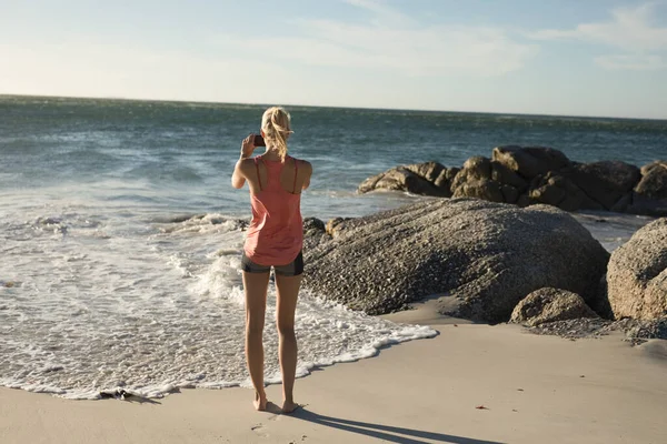 Vista Trasera Una Mujer Caucásica Disfrutando Tiempo Libre Una Playa — Foto de Stock