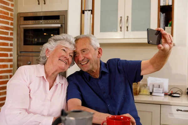 Starší Běloši Spolu Tráví Čas Doma Sedí Kuchyni Dávají Selfie — Stock fotografie
