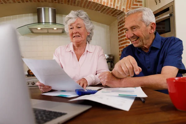 Oudere Blanke Echtpaar Brengen Tijd Samen Door Thuis Zitten Keuken — Stockfoto