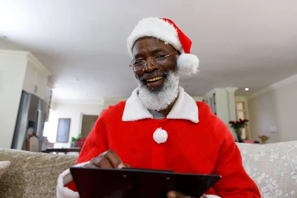 Portrét Staršího Afroameričana Kostýmu Santa Clause Nápisem Podložce Pohledem Upřeným — Stock fotografie
