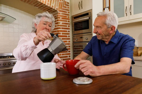 Oudere Blanke Echtpaar Brengen Tijd Samen Door Thuis Zitten Keuken — Stockfoto