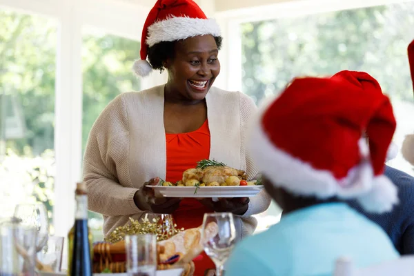 Kıdemli Afro Amerikan Kadın Yemek Servisi Yapıyor Gülümsüyor Noel Baba — Stok fotoğraf