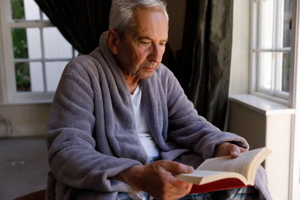 Senior Kaukasische Man Brengt Tijd Thuis Door Zit Leest Een — Stockfoto