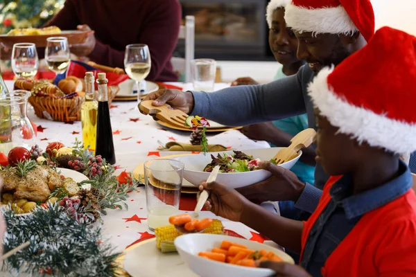 世世代代的非洲裔美国家庭在餐厅 戴着桑塔帽 优质家庭时间圣诞庆祝活动 — 图库照片