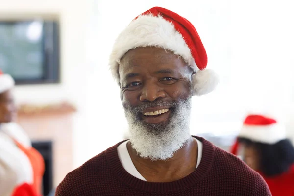 Noel Baba Şapkası Takan Kameraya Bakıp Gülümseyen Yaşlı Afro Amerikan — Stok fotoğraf