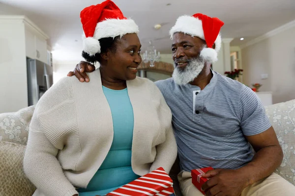 Ein Älteres Afrikanisch Amerikanisches Paar Hält Ein Geschenk Der Hand — Stockfoto