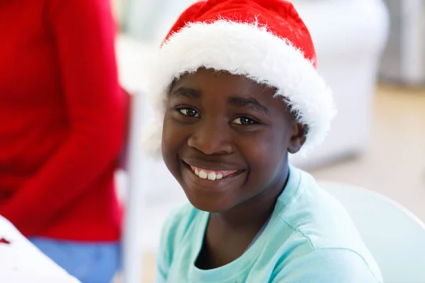 Portret Van Een Afro Amerikaanse Jongen Met Een Kerstmuts Kijkend — Stockfoto
