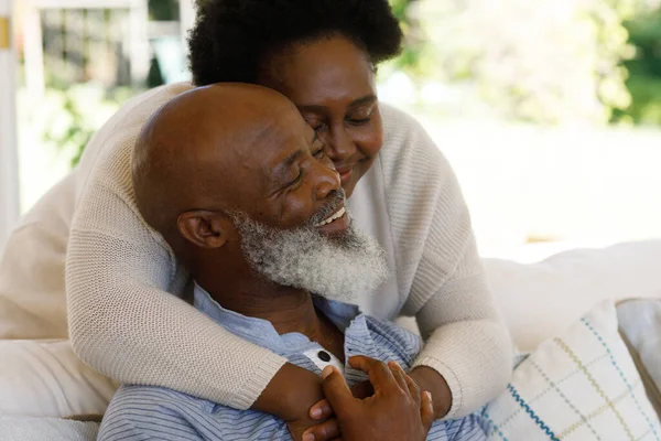Старшая Африканская Американская Пара Проводит Время Дома Вместе Обнимаясь Улыбаясь — стоковое фото