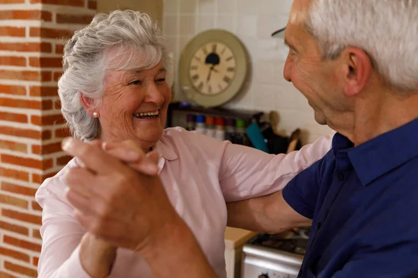 先輩の白人夫婦は一緒に家で時間を過ごし キッチンで踊り 笑顔で過ごしています コロナウイルスCovid 19隔離ロックダウン中に隔離 — ストック写真