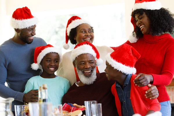 一代又一代的非洲裔美国人 面带微笑 头戴圣诞礼帽 优质家庭时间圣诞庆祝活动 — 图库照片